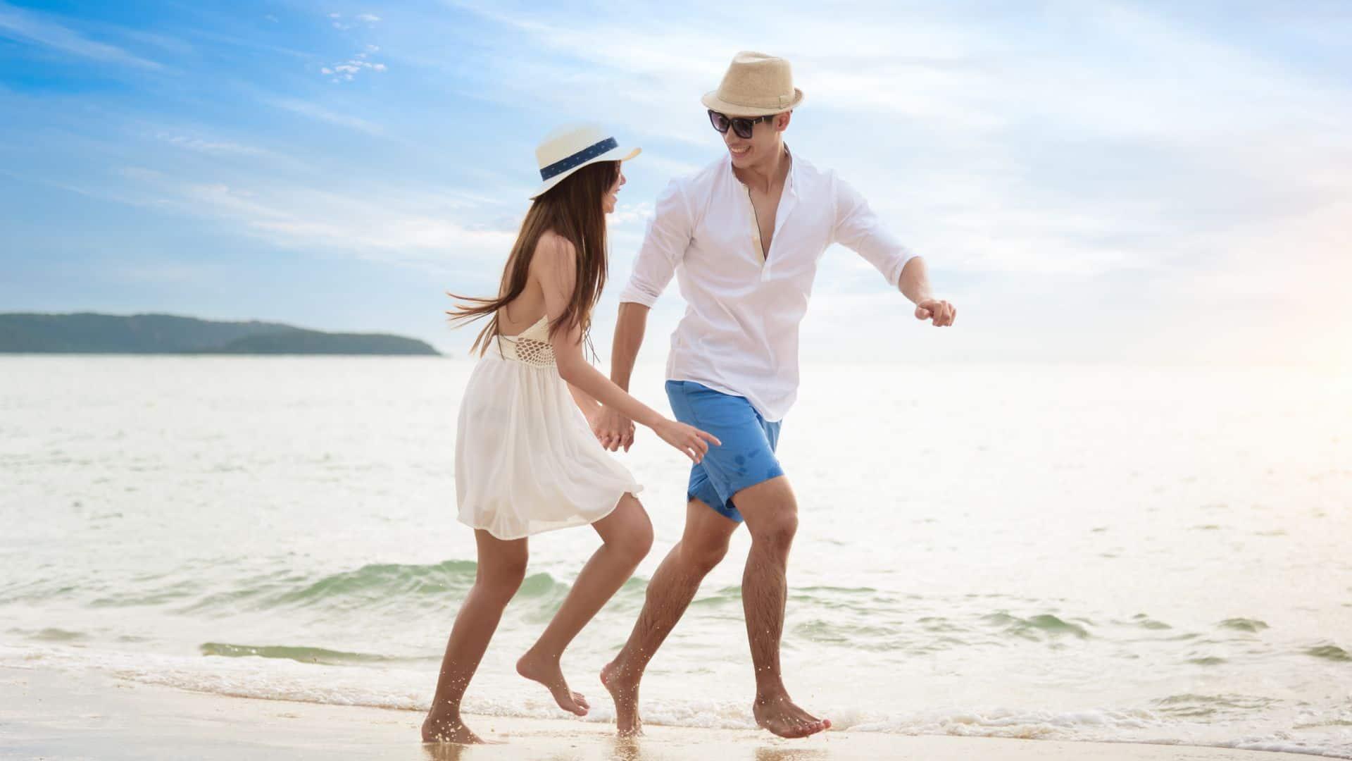 experiences-couple-stroll-at-the-beach