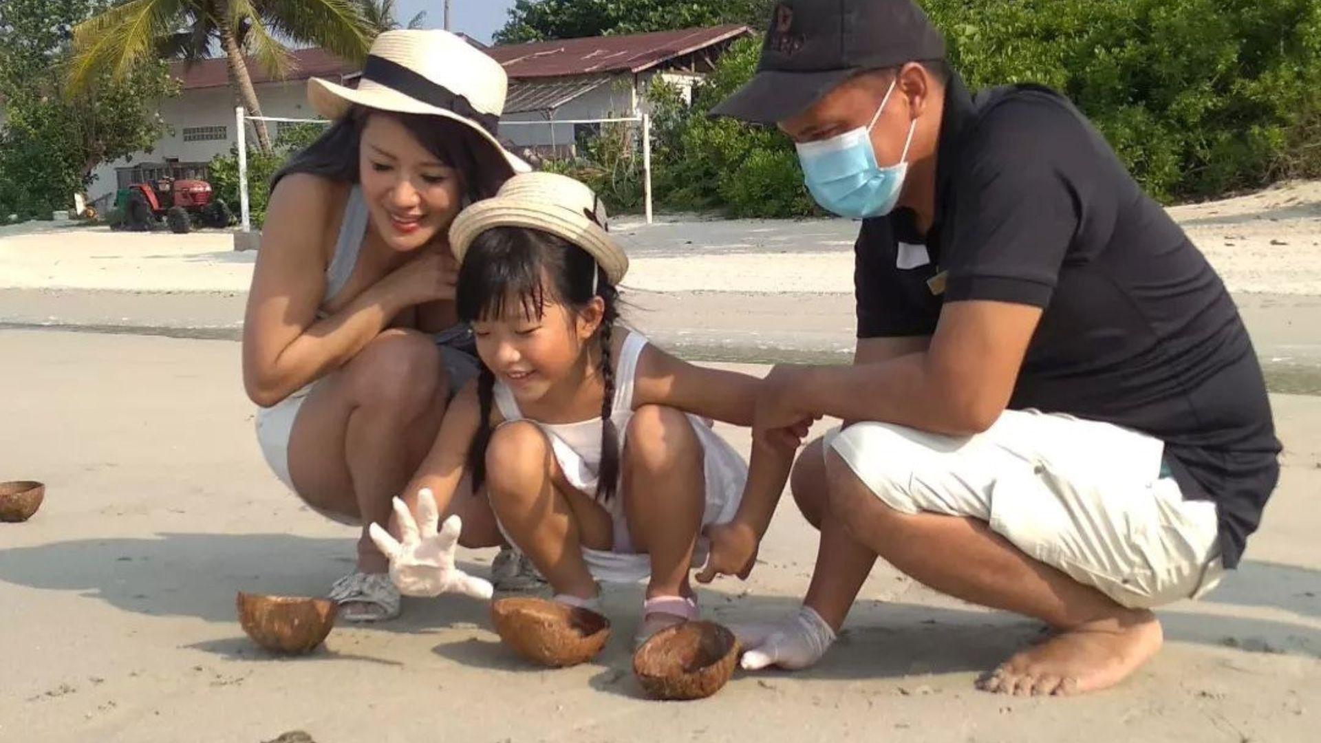 experiences-sea-turtle-release-with-family