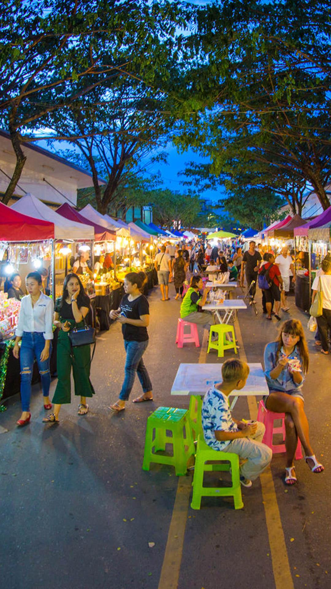 6. Experience Friday Night Market at Boat Avenue