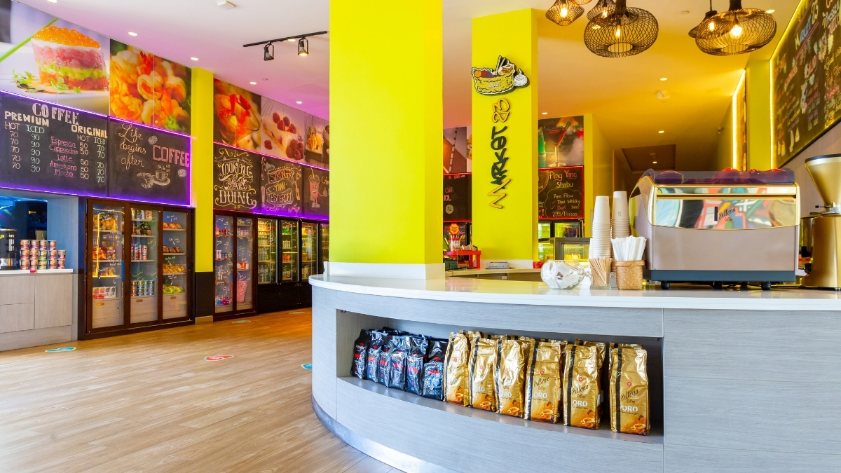 Market23 24/7 Café & Convenience at Cassia Phuket Market23 is your all-day, all-night café and grab-and-go hub in Cassia Phuket. Enjoy freshly brewed coffee, ready-to-eat meals, hot New York-style pizza, and delicious pastries anytime. From late-night snacks to daily essentials and souvenirs, everything you need is right here—fast, fresh and convenient.