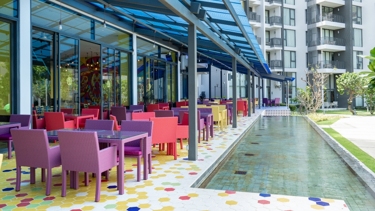 Relaxed all-day dining with beautiful water views, from breakfast through dinner. Enjoy international favourites, local comfort dishes, fresh pastries and coffee, alongside special dining promotions available all day long.
